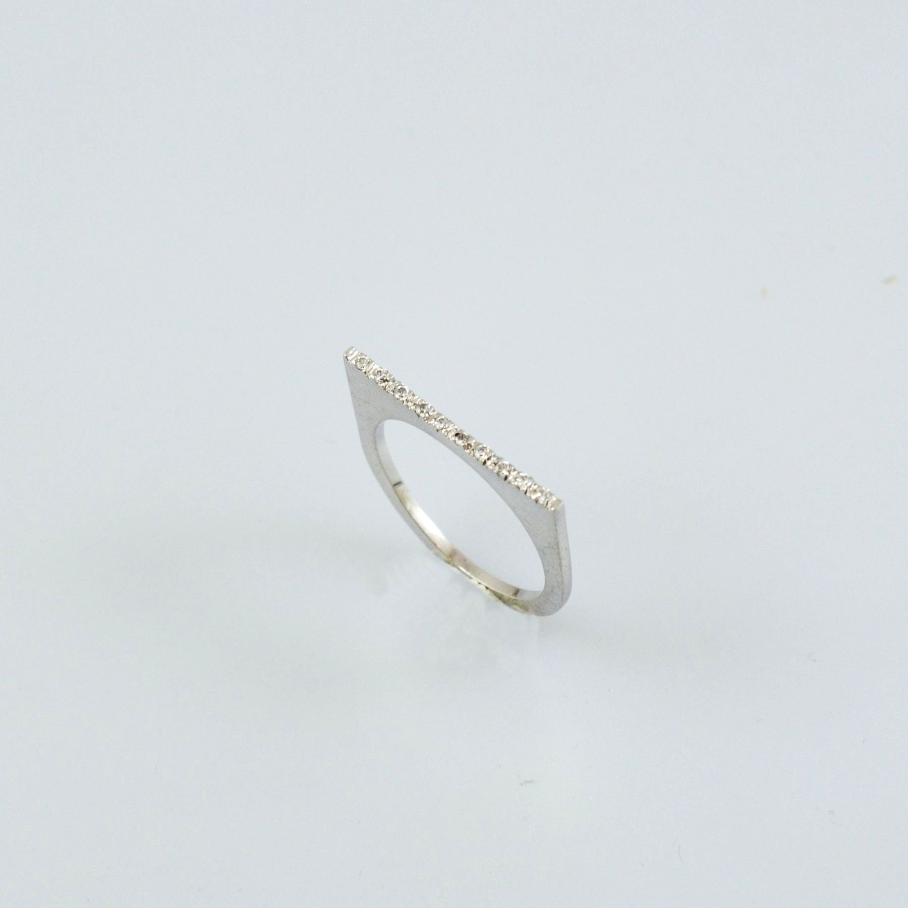 White gold ring 14K or 18K with synthetic stones or diamonds brilliant cut