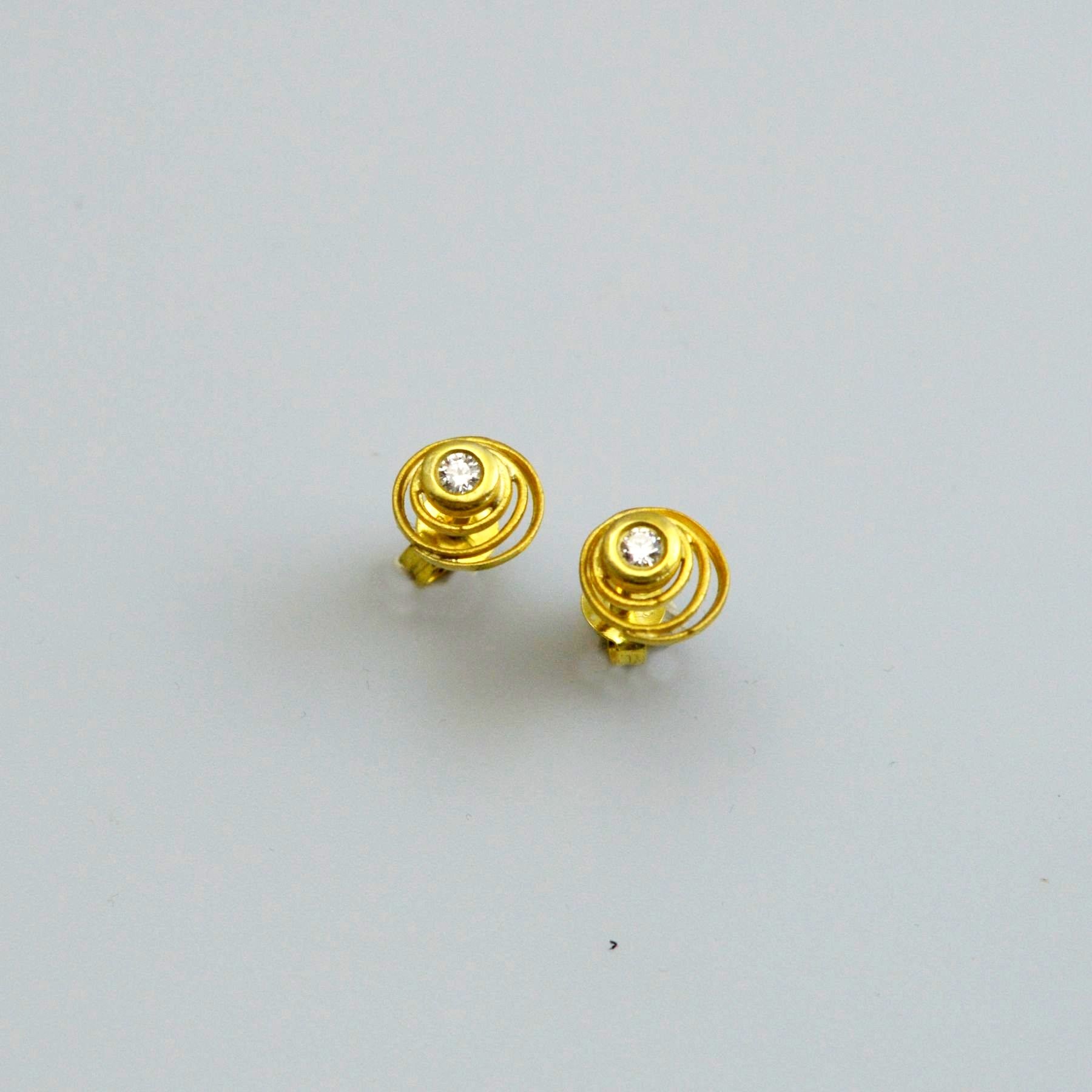 Gold earring 14K or 18K with synthetic stones or diamonds brilliant cut