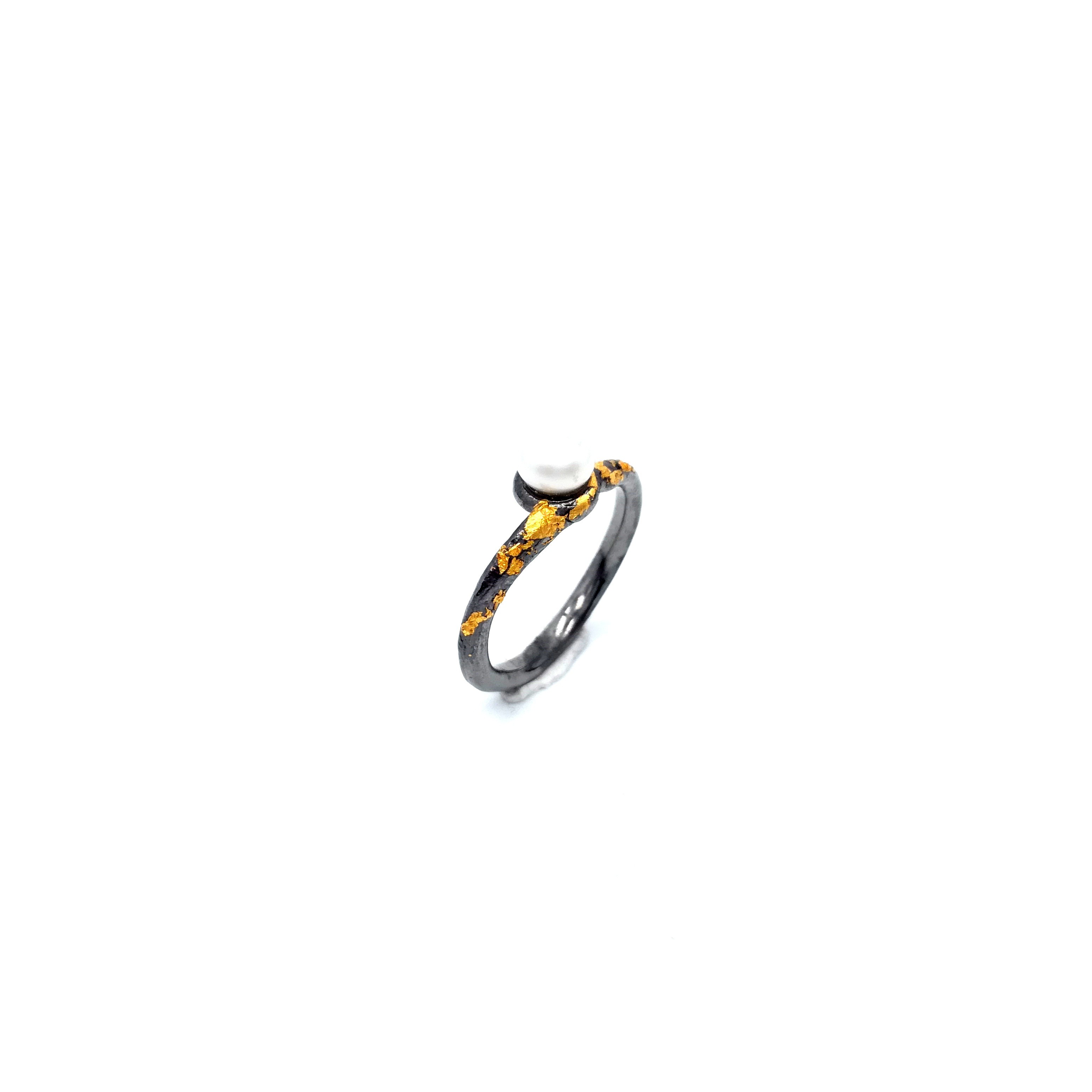 Silver ring 925 black rhodium plated with gold leaf 22K and pearl