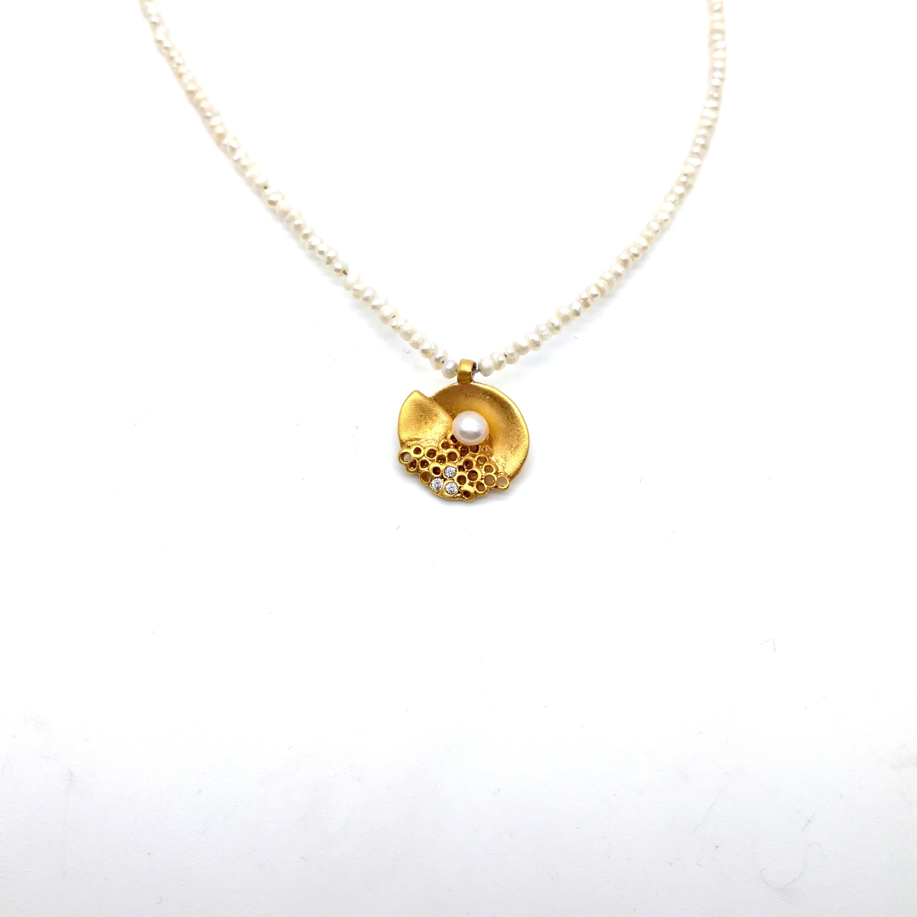 Silver necklace 925 gold plated with pearl and synthetic stones